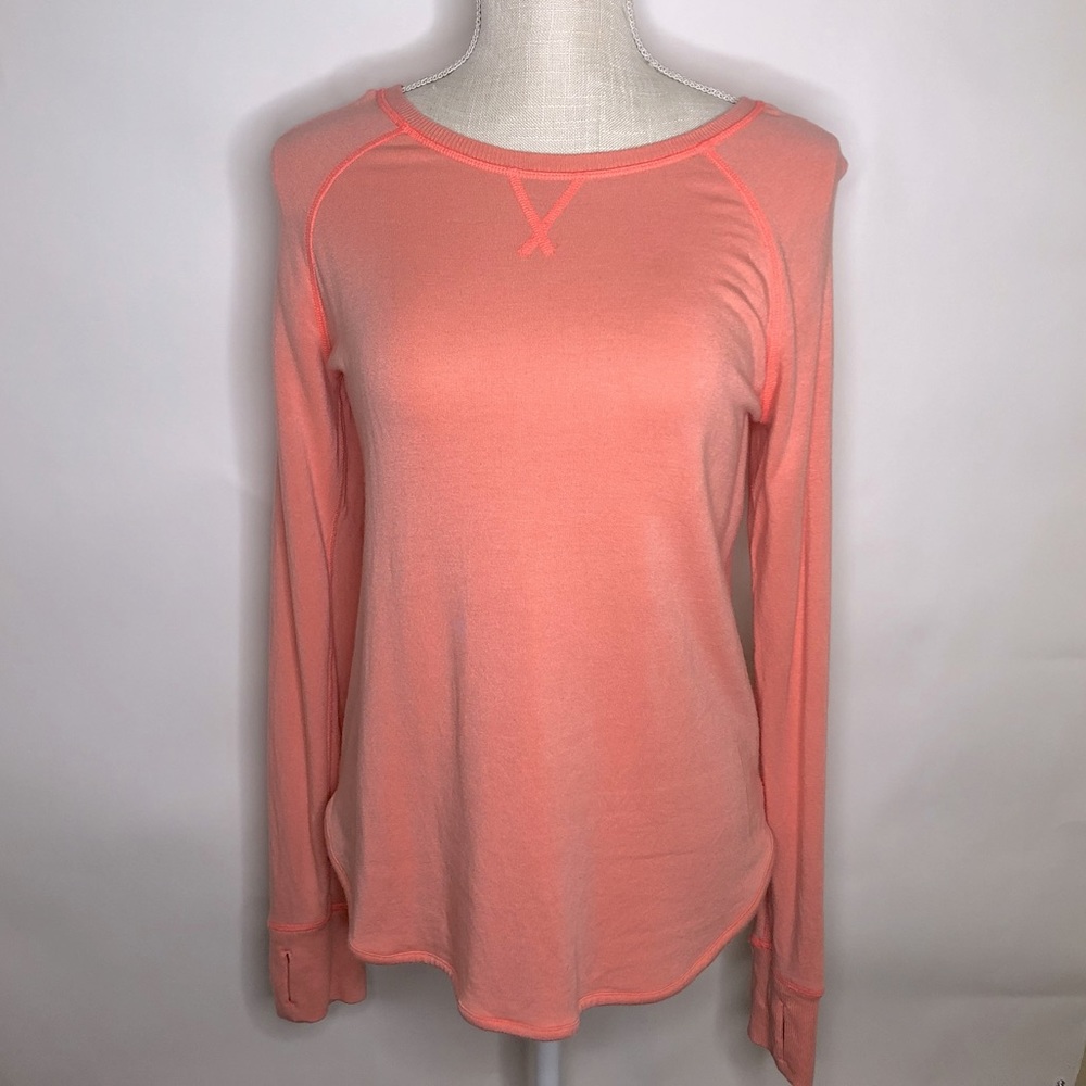 ATHLETA GIRL longsleeve coral tee w/thumb hole cuffs & half-moon open ba…